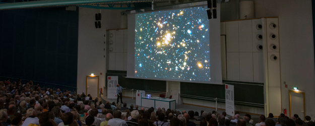 Blick in den Hörsaal: Die Stiftungsprofessur 2014 bietet eine Zeitreise vom Urknall zur Dunklen Materie. (Foto: Peter Pulkowski)