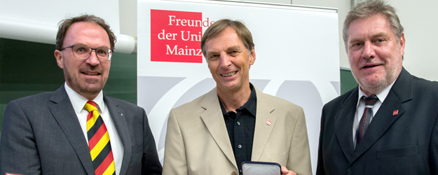Zum Abschluss der Stiftungsprofessur 2014 überreichten Peter Radermacher (l.), und Prof. Dr. Wolfgang Hofmeister (r.) die Medaille der Vereinigung der Freunde an Prof. Dr. Christof Wetterich. (Foto: Peter Pulkowski)
