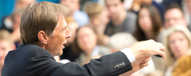 Anhand anschaulicher Beispiele und Vergleiche erläutert Prof. Dr. Christof Wetterich die Entstehung und Beschaffenheit des Universums. (Foto: Peter Pulkowski)