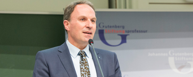 Im Namen des Vereins der Freunde der Universität Mainz e.V., der die Johannes Gutenberg-Stiftungsprofessur im Jahr 2000 ins Leben gerufen hat, begrüßte Peter Radermacher den neuen Stiftungsprofessor und das interessierte Publikum. (Foto: Peter Pulkowski)