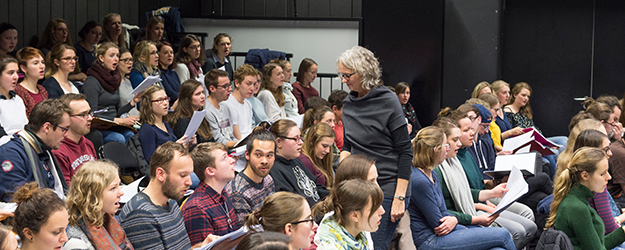 Chorleiterin Regina Klein wandert während der Proben oft zwischen den Reihen des studentischen Chors umher, um jeden Ton genau hören und gegebenenfalls nachjustieren zu können. (Foto: Peter Pulkowski)