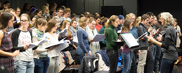 Jedes Semester erarbeiten die UniVoices ein neues Programm, das sie bei ihrem traditionellen Semesterabschlusskonzert präsentieren. (Foto: Peter Pulkowski)