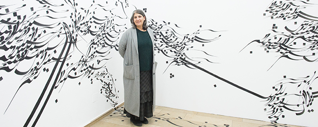 Der ganze Ausstellungsraum 'apotheke' ist bedeckt mit arabischen Schriftzeichen und wird dadurch zum 'Schriftraum'. (Foto: Peter Pulkowski)