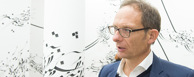 Der Rektor der Kunsthochschule, Dr. Martin Henatsch, freut sich über den Zuspruch für das künstlerische Wirken von Parastou Forouhar. (Foto: Peter Pulkowski)