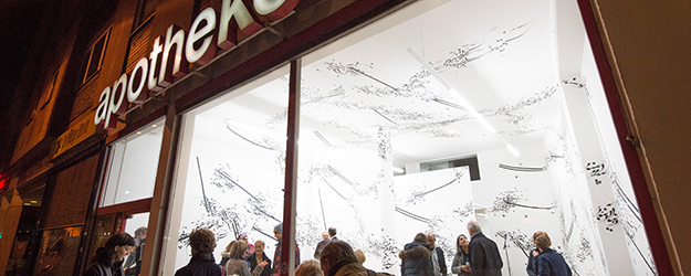 Vor und im Ausstellungsraum 'apotheke' sammeln sich die Besucher zur Eröffnung der Ausstellung 'Schriftraum'. (Foto: Peter Pulkowski)