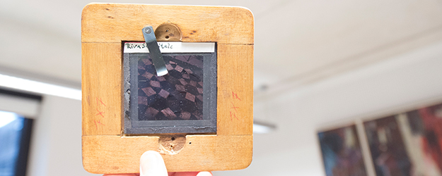 Rund eine Million Dias, Negative, Fotos und Postkarten aus den Kunstgeschichtlichen Sammlungen der JGU machen den medialen Wandel bis hin zum digitalen Zeitalter sichtbar. (Foto: Peter Pulkowski)