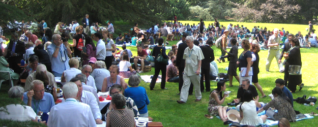 Beim 65. Lindau Nobel Laureate Meeting konnten 650 Nachwuchswissenschaftlerinnen und -wissenschaftler mit 65 Nobelpreisträgern in verschiedenen Veranstaltungsformaten wie dem Science-Picknick ins Gespräch kommen. <small>(Foto: Ira Schmid)</small>