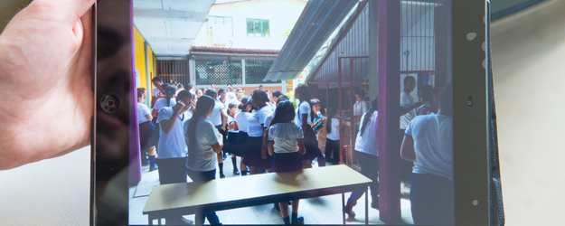 Auf seinem Tablet-PC zeigt Nicolai Benner Fotos von der Ordensschule La Providencia, die er für den Verein Aguablanca e.V. besucht hat. <small>(Foto: privat)</small>