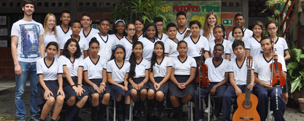 In Aguablanca studierte Nicolai Benner (l.) mit begeisterten Schülerinnen und Schülern in nur fünf Tagen ein kleines Konzert ein. <small>(Foto: privat)</small>