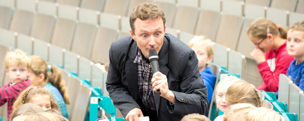 Prof. Felix Koch lädt die jungen Besucherinnen und Besucher zum aktiven Miterleben und Mitgestalten der Kinderoper ein. (Foto: Peter Pulkowski)