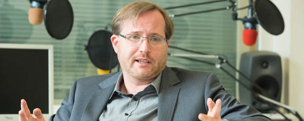 Vor Antritt seiner Professur an der JGU war Prof. Dr. Tanjev Schultz zehn Jahre lang als Redakteur für die Süddeutsche Zeitung tätig. (Foto: Peter Pulkowski)