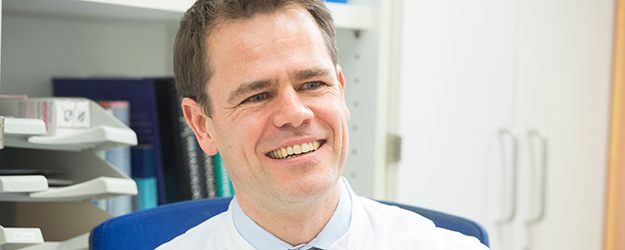 Prof. Dr. Jörn Schattenberg leitet den Schwerpunkt Metabolische Lebererkrankungen an der I. Medizinischen Klinik und Poliklinik der Universitätsmedizin Mainz. (Foto: Peter Pulkowski)