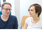 (v.l.) Jon Leefmann und Dr. Sabine Pohl von der Forschungsstelle Neuroethik / Neurophilosophie am Philosophischen Seminar der JGU (Foto: Peter Pulkowski)