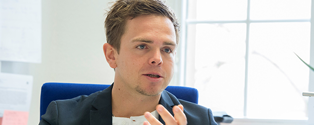 Mit besonderem Blick auf verschiedene Bantusprachen arbeitet Prof. Dr. Nico Nassenstein vorrangig im Bereich der Soziolinguistik, Pragmatik und der Postkolonialen Linguistik. (Foto: Peter Pulkowski)