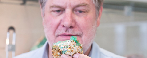 Prof. Dr. Wolfgang Hofmeister, Dekan des Fachbereichs 09: Chemie, Pharmazie und Geowissenschaften und Leiter der Abteilung Edelsteinforschung an der JGU (Foto: Peter Pulkowski)