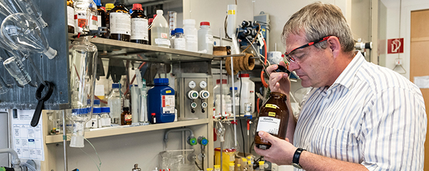 Mit seinem Arbeitskreis entwickelt Prof. Dr. Siegfried Waldvogel neue Verfahren, um aus Abfallprodukten wertvolle Rohstoffe zu gewinnen. (Foto: Stefan F. Sämmer)