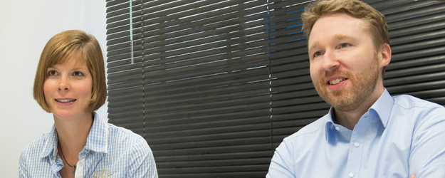 Peter Wich (r.) ist seit April 2012 Juniorprofessor für Medizinische / Pharmazeutische Chemie an der JGU und nahm im Jahr 2005 selbst als Doktorand am Lindau Nobel Laureate Meeting teil. <small>(Foto: Peter Pulkowski)</small>