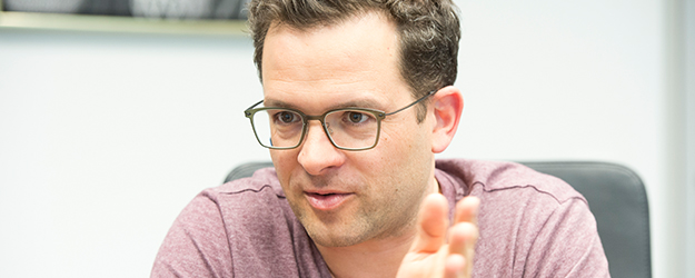 Prof. Dr. Brian Luke forscht als Adjunct Director am Institut für Molekulare Biologie zur Struktur und Funktion von Telomeren, den Schutzkappen an den Enden linearer Chromosomen. (Foto: Peter Pulkowski)