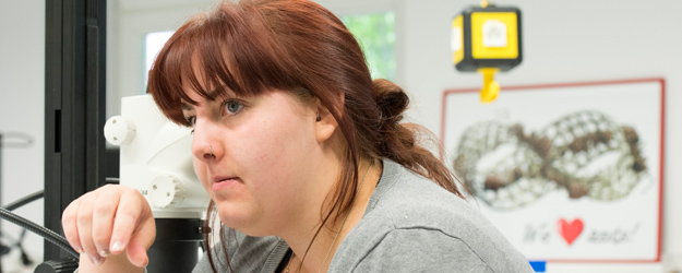 Sara Beros arbeitet in der Abteilung Evolutionsbiologie am Institut für Zoologie an ihrer Promotion. Sie untersucht am Beispiel einer Ameisenart, auf welche Weise Parasiten ihre Wirte manipulieren. <small>(Foto: Peter Pulkowski)</small>