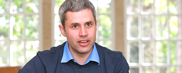 Prof. Dr. Erward Lemke betreibt Grundlagenforschung zu intrinsisch ungeordneten Proteinen. (Foto: Bernd Eßling)