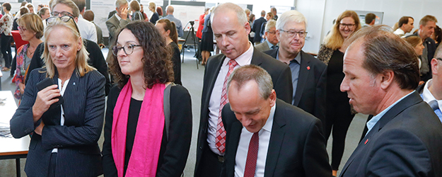 (v.l.) Präsidentin der Goethe-Universität, Birgitta Wollf, die hessische Ministerin Angela Dorn, JGU-Präsident Georg Krausch, der rheinland-pfälzische Minister Konrad Wolf und Vizepräsident für Studium und Lehre der JGU, Stephan Jolie. (Foto: Uwe Dettmar)