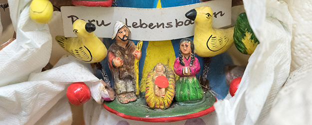 Unter den rund 170 Exponaten der Krippensammlung finden sich Krippen und andere christliche Szenerien aus verschiedenen Teilen der Welt. Die hier gezeigte Darstellung stammt aus Peru. (Foto: Stefan F. Sämmer)