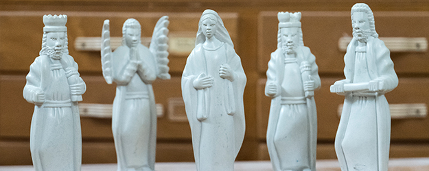 Mäzenin Brigitte Becker begann in den 1980er-Jahren, überall auf der Welt Krippen zu erwerben, und übergab die Sammlung im Jahr 2006 an die JGU. (Foto: Stefan F. Sämmer)