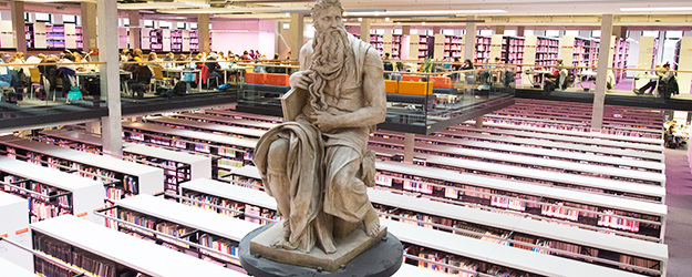 In der Bereichsbibliothek des Georg Forster-Gebäudes thront ein Abguss von Michelangelos Moses auf einem Sockel im Zentrum über den Bücherregalen. (Foto: Peter Pulkowski)