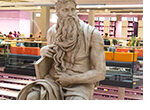 In der Mitte der Bereichsbibliothek des Georg-Forster-Baus ist ein Abguss von Michelangelos Moses zu bestaunen. (Foto: Peter Pulkowski)