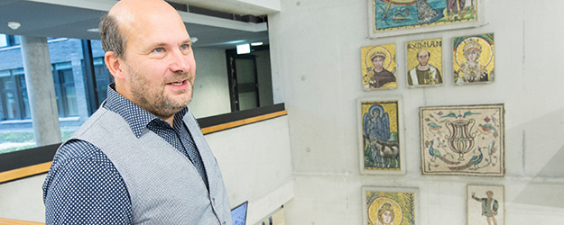 Die byzantinischen Mosaiken im Georg Forster-Gebäude gehören zum deutlich sichtbaren Teil der Kunstgeschichtlichen Sammlungen der JGU. (Foto: Peter Pulkowski)