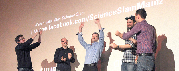 (v.l.) Die Science Slammer Jonathan Byrne, Stefan Schlag, Anton Yarkin und Kristoffer Braun feiern mit Moderator Matthias Jung einen gelungenen Abend. (Foto: Stefan F. Sämmer)