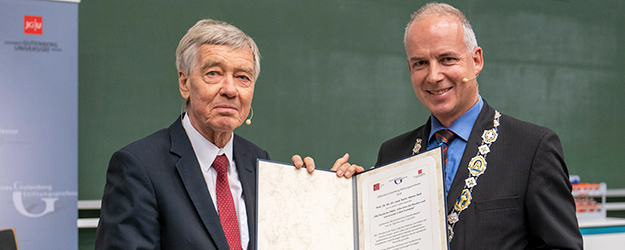 Zur Verabschiedung überreichte JGU-Präsident Georg Krausch (r.) dem Stiftungsprofessor Hans Hatt die traditionelle Urkunde mit der dazugehörigen Medaille. (Foto: Stefan F. Sämmer)