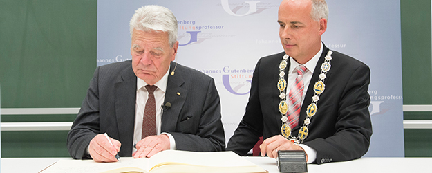 Auf Einladung von JGU-Präsident Georg Krausch (r.) trug sich Joachim Gauck (l.) ins Goldene Buch der JGU ein. (Foto: Peter Pulkowski)