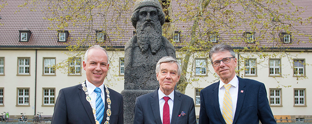 JGU-Präsident Georg Krausch (l.) und Helmut Rittgen (r.), Vorsitzender des Vereins Freunde der Universität Mainz, begrüßen den neuen Stiftungsprofessor Hanns Hatt. (Foto: Peter Pulkowski)