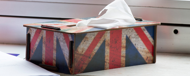 In PD Dr. Sigrid Rieuwerts' Büro ist ihre Begeisterung für Großbritannien greifbar - und sei es in Form einer hölzernen Taschentuchbox. (Foto: Peter Pulkowski)