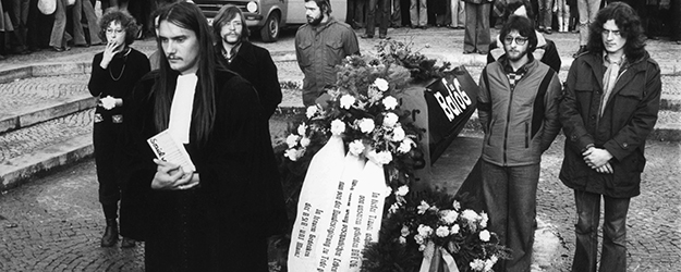 Proteste an der JGU verliefen überwiegend friedlich, sorgten aber dennoch teils für überregionales Aufsehen: 1977 beerdigte der AStA das BAföG – mit echtem Sarg, der danach ans Bundeskanzleramt geschickt wurde. (Foto/©: Reiner Wierick)