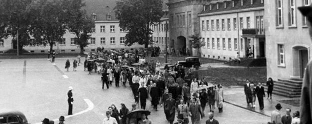 22. Mai 1946: Die ersten Gäste trafen ein. Auch die Mainzer Bürgerinnen und Bürger trugen ihre Sonntagskleidung, während im Alltag noch umgeschneiderte Uniformen den Kleidungsstil prägten. (Foto/©: Foto Laufer)