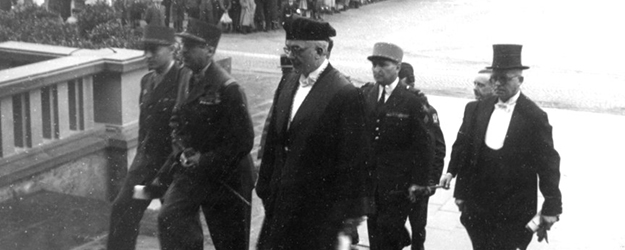 Feierlicher Einzug von Professoren und Ehrengästen in die Aula am 22. Mai 1946, in der hinteren Reihe: Rektor Schmid (r.) gemeinsam mit General Kœnig. (Foto: UA Mainz, S3/5550)
