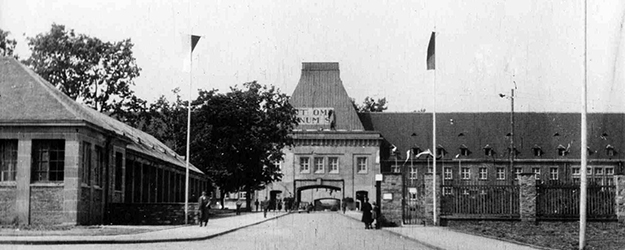 Anlässlich der feierlichen Wiedereröffnung schmückte im Mai 1946 ein Banner mit dem neuen Leitsatz 'Ut omnes unum sint' ('Dass alle eins seien') den Eingang zur Universität. (Foto/©: Philipp Münch)
