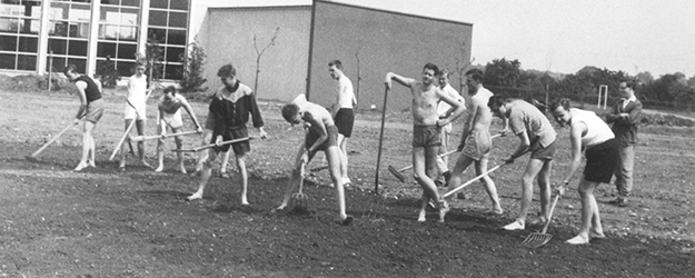 Studenten bei Planierungsarbeiten auf dem Sportforum der JGU im Sommersemester 1960 (Foto: UA Mainz S3/555)