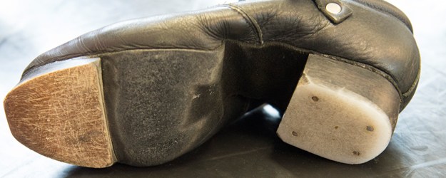 Die Absätze der Hardshoes bestehen aus einem Holz-Glasfaser-Gemisch. (Foto: Peter Pulkowski)