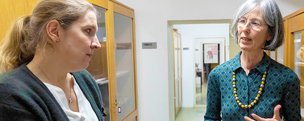 Dr. Vera Hierholzer (l.), Koordinatorin aller Sammlungen der JGU, und Dr. Anna-Maria Brandstetter, Kuratorin der Ethnografischen Studiensammlung (Foto: Stefan F. Sämmer)