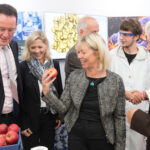 (v.l.) Oberbürgermeister Michael Ebling, Prof. Dr. Babette Simon von der Universitätsmedizin Mainz, Wissenschaftsministerin Doris Ahnen und JGU-Präsident Univ.-Prof. Dr. Georg Krausch am Stand von Boehringer Ingelheim (Foto: Peter Pulkowski)