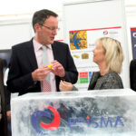 (v.l.) JGU-Präsident Univ.-Prof. Dr. Georg Krausch, Oberbürgermeister Michael Ebling, Wissenschaftsministerin Doris Ahnen und Prof. Dr. Babette Simon, Vorstandsvorsitzende der Universitätsmedizin Mainz, am Stand von PRISMA (Foto: Peter Pulkowski)