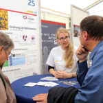 Interessierte Besucherinnen und Besucher konnten sich am Stand des Exzellenzclusters PRISMA auch über das Standardmodell der Elementarteilchenphysik und die Suche nach 'neuer Physik' informieren. (Foto: Stefan F. Sämmer)