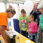 Das NaT-Lab für Schülerinnen und Schüler begeisterte mit diversen Experimentierstationen. (Foto: Stefan F. Sämmer)