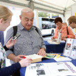 Auch das Institut für Buchwissenschaft der JGU war natürlich wieder auf dem Wissenschaftsmarkt vertreten und hat das Wichtigste im Marktblatt festgehalten. (Foto: Stefan F. Sämmer)