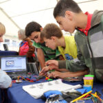 Am Stand der AG Medienpädagogik des Instituts für Erziehungswissenschaft der JGU konnten sich technikinteressierte Wissenschaftsmarktbesucher in der Gestaltung mit digitalen Medien versuchen. (Foto: Stefan F. Sämmer)