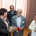 Prof. Dr. Kirsten Grimm zeigte den Wissenschaftsmarktbesuchern einen kiloschweren Backzahn eines Mammutbabys. (Foto: Stefan F. Sämmer)