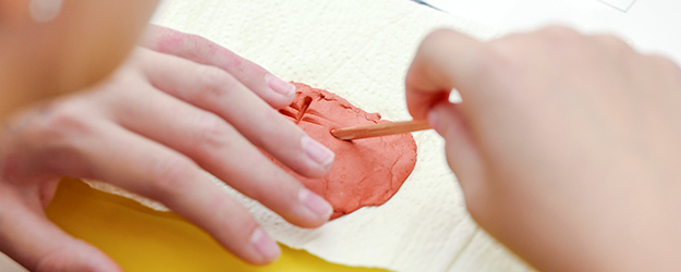 Beim Institut für Altertumswissenschaften stand die sumerische Keilschrift im Mittelpunkt. Mit Bambusgriffeln und etwas Geschick konnten die Besucher hier ihre Namen in sumerischen Silbenzeichen in kleine Tontäfelchen pressen. (Foto: Stefan F. Sämmer)